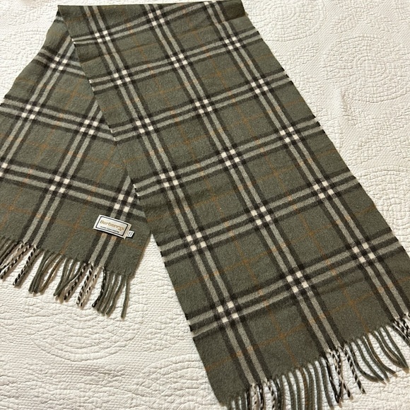 Burberrys Cashmere scarf. - Picture 1 of 8